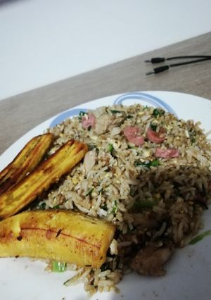 Una foto de Chaufa de Pollo con Plátano frito