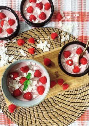 Une photo de Panna Cotta lait de coco, fraise et framboise