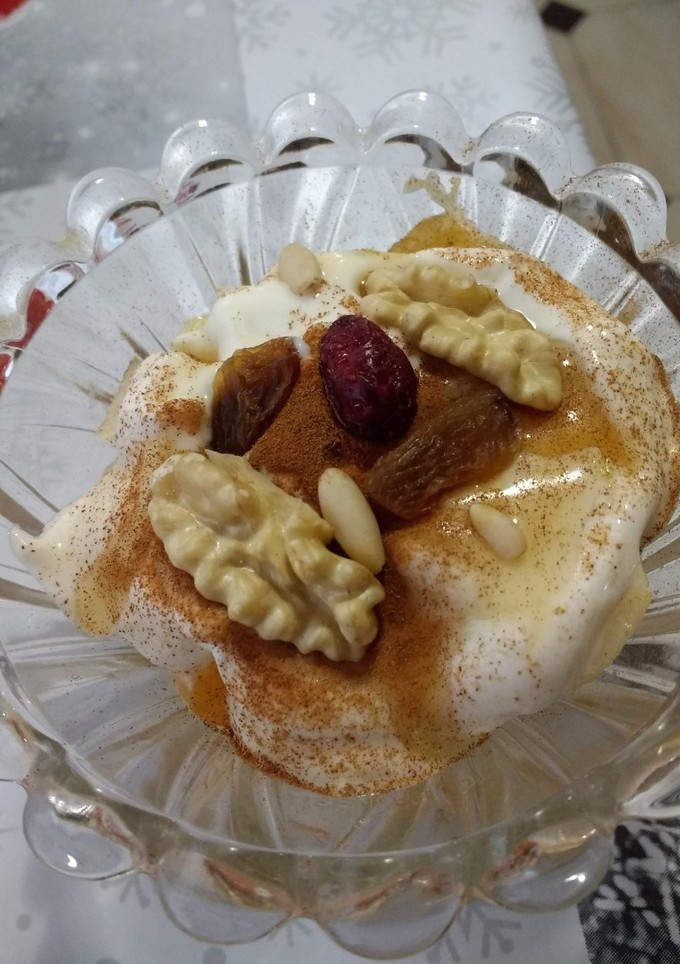 Una foto de Macedonia de frutas con frutos secos