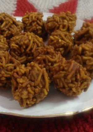 A picture of Sev gur ke ladoo.