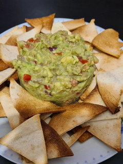 Una foto de Guacamole casero y nachos