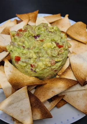 Una foto de Guacamole casero y nachos
