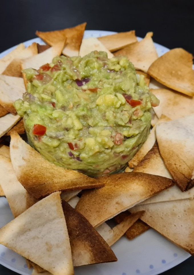 Una foto de Guacamole casero y nachos