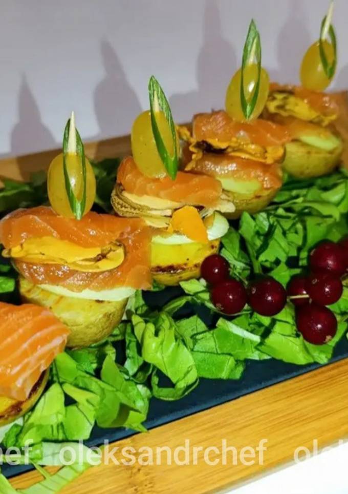 Канапки 🥪 з форелі та мідій на смаженій картоплі /Canapes from trout and mussels