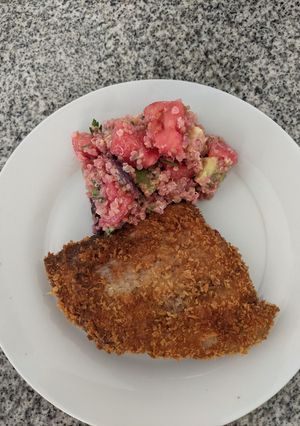 Una foto de Pescado apanado con ensalada de quinua