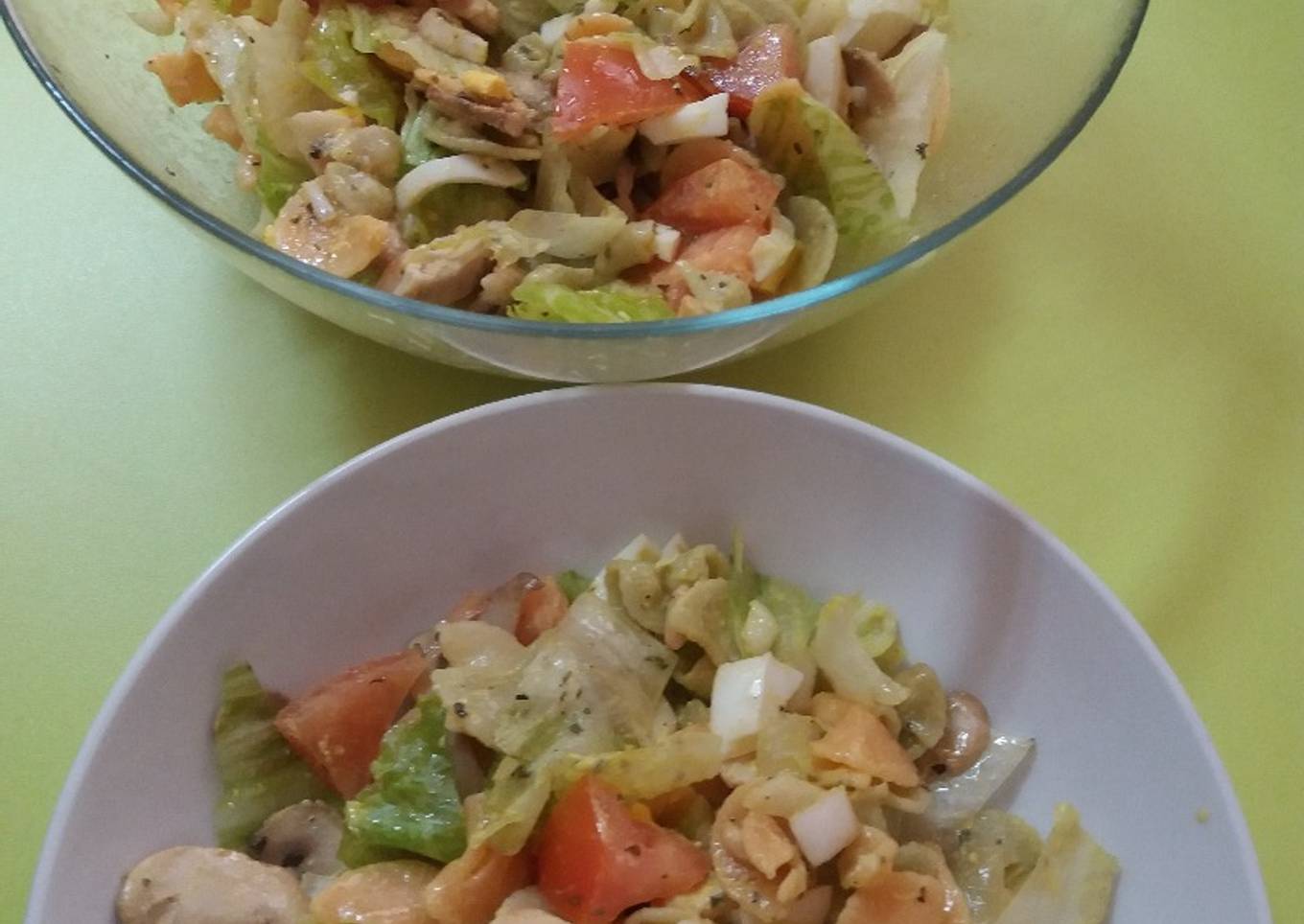 Ensalada de pasta con pechuga de pollo y champiñones