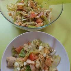 Una foto de Ensalada de pasta con pechuga de pollo y champiñones