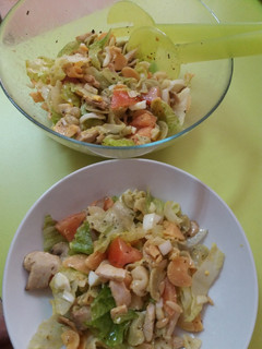 Una foto de Ensalada de pasta con pechuga de pollo y champiñones