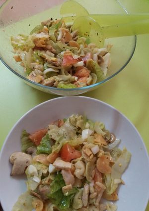 Una foto de Ensalada de pasta con pechuga de pollo y champiñones