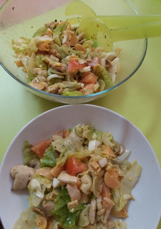 Una foto de Ensalada de pasta con pechuga de pollo y champiñones