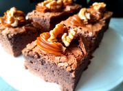 Una foto de postres con chocolate
