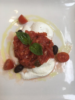 Una foto de Tomate 🍅 a baja temperatura (en el horno) con mozzarella de bufala 🐂