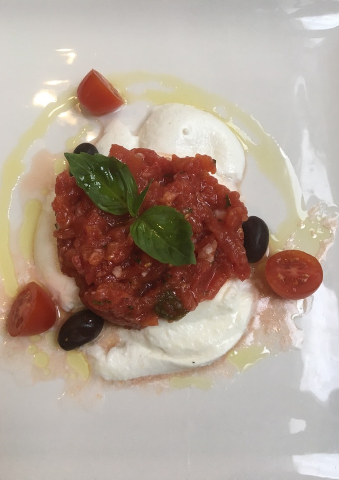 Una foto de Tomate 🍅 a baja temperatura (en el horno) con mozzarella de bufala 🐂