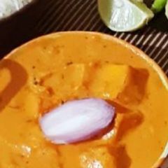 Sahi paneer with steamed rice A picture of Sahi paneer with steamed rice.