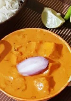 A picture of Sahi paneer with steamed rice.
