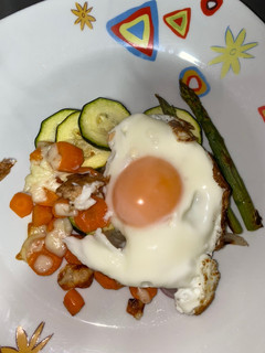 Una foto de Verduras al horno con huevo frito