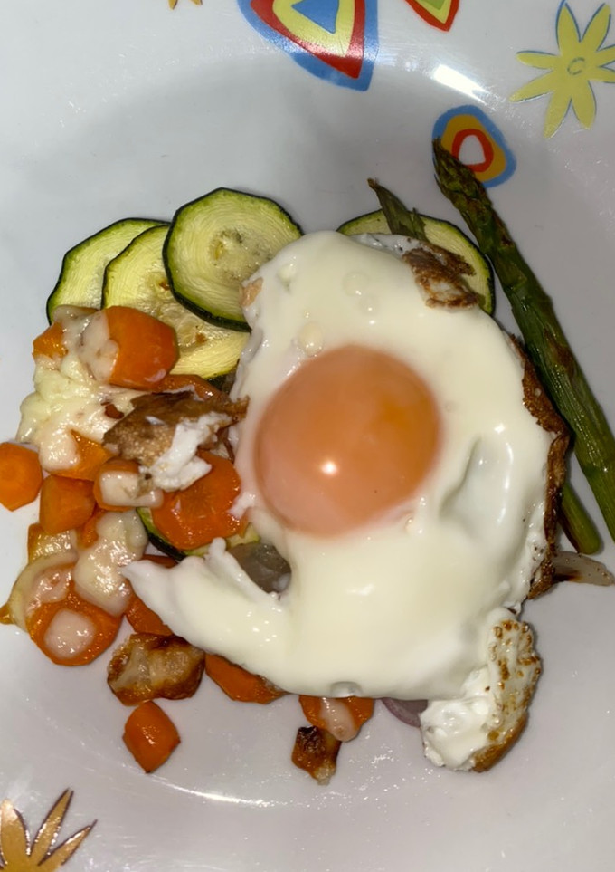 Una foto de Verduras al horno con huevo frito