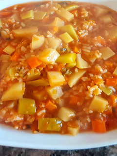 Una foto de Guisito para el frío, con vegetales y arroz... #masconmenos