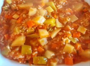 Una foto de Guisito para el frío, con vegetales y arroz... #masconmenos