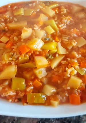 Una foto de Guisito para el frío, con vegetales y arroz... #masconmenos