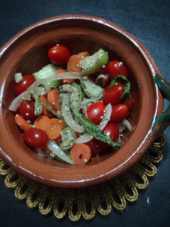 Una foto de Salsa para pollo de epazote, ajonjolí, tomatillo de milpa, tomate cherry, encurtidos, tequila y sal