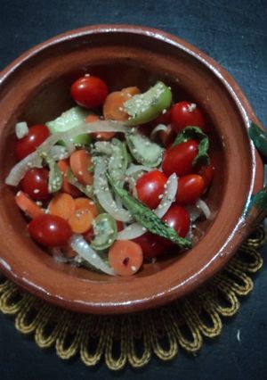 Una foto de Salsa para pollo de epazote, ajonjolí, tomatillo de milpa, tomate cherry, encurtidos, tequila y sal
