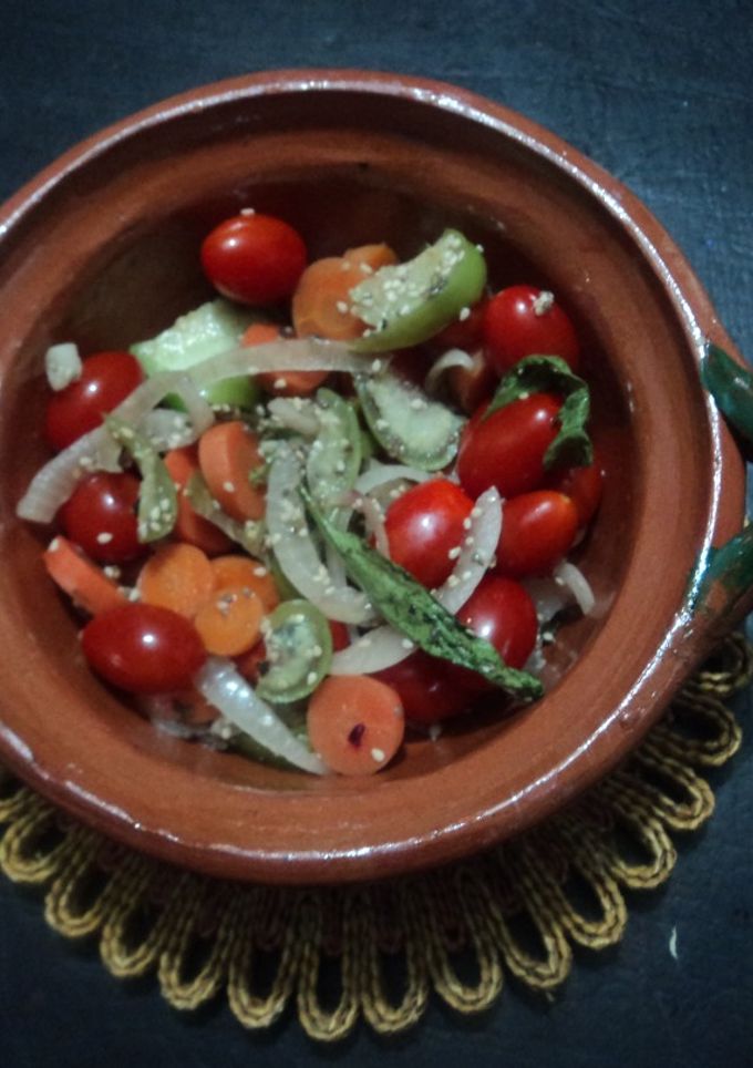 Una foto de Salsa para pollo de epazote, ajonjolí, tomatillo de milpa, tomate cherry, encurtidos, tequila y sal