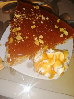 صورة لوصفة كيكة الحليب الرائب مع صلصة التوفي من غير بيض🤗 🥧