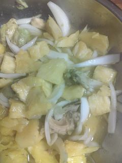 Una foto de Ensalada de aguacate y piña