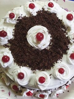 જન્માષ્ટમી બર્થડે કેક(cake recipe in gujarati) રેસીપી મુખ્ય ફોટો