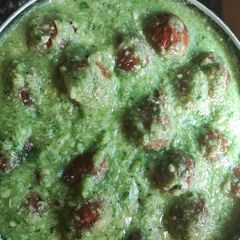 A picture of Paneer Kofta in green Curry.