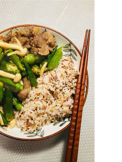 《 白 菇 秋 葵 炒 牛 肉 拌 藜 麥 飯》 的食譜成品照片