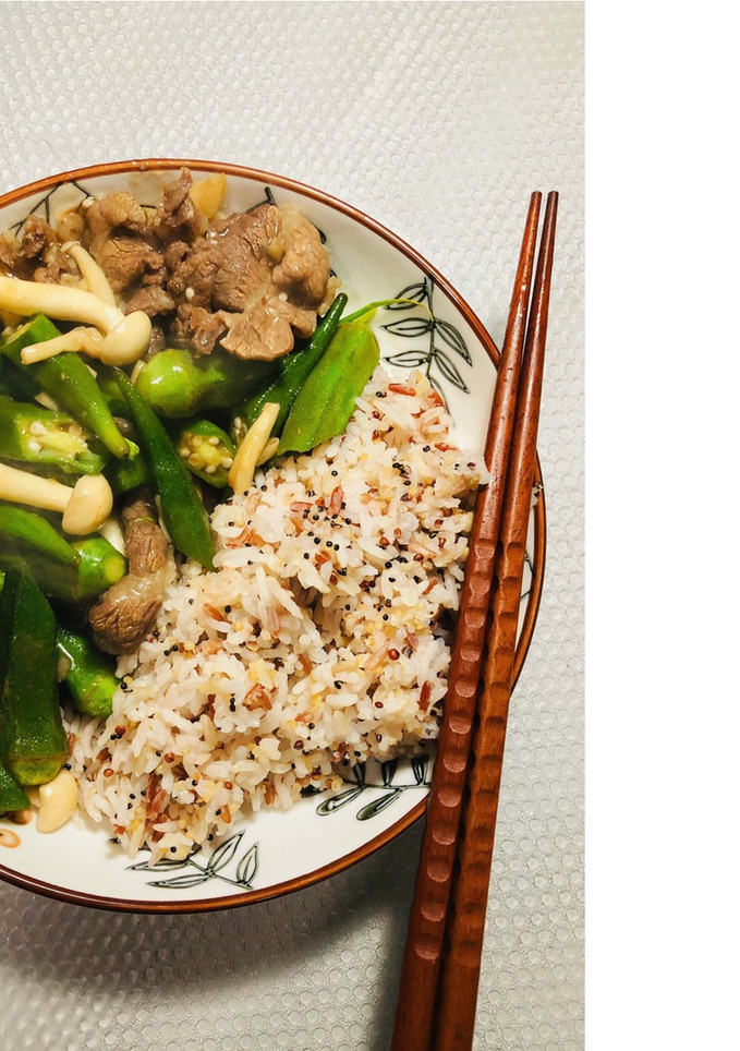 《 白 菇 秋 葵 炒 牛 肉 拌 藜 麥 飯》 的食譜成品照片