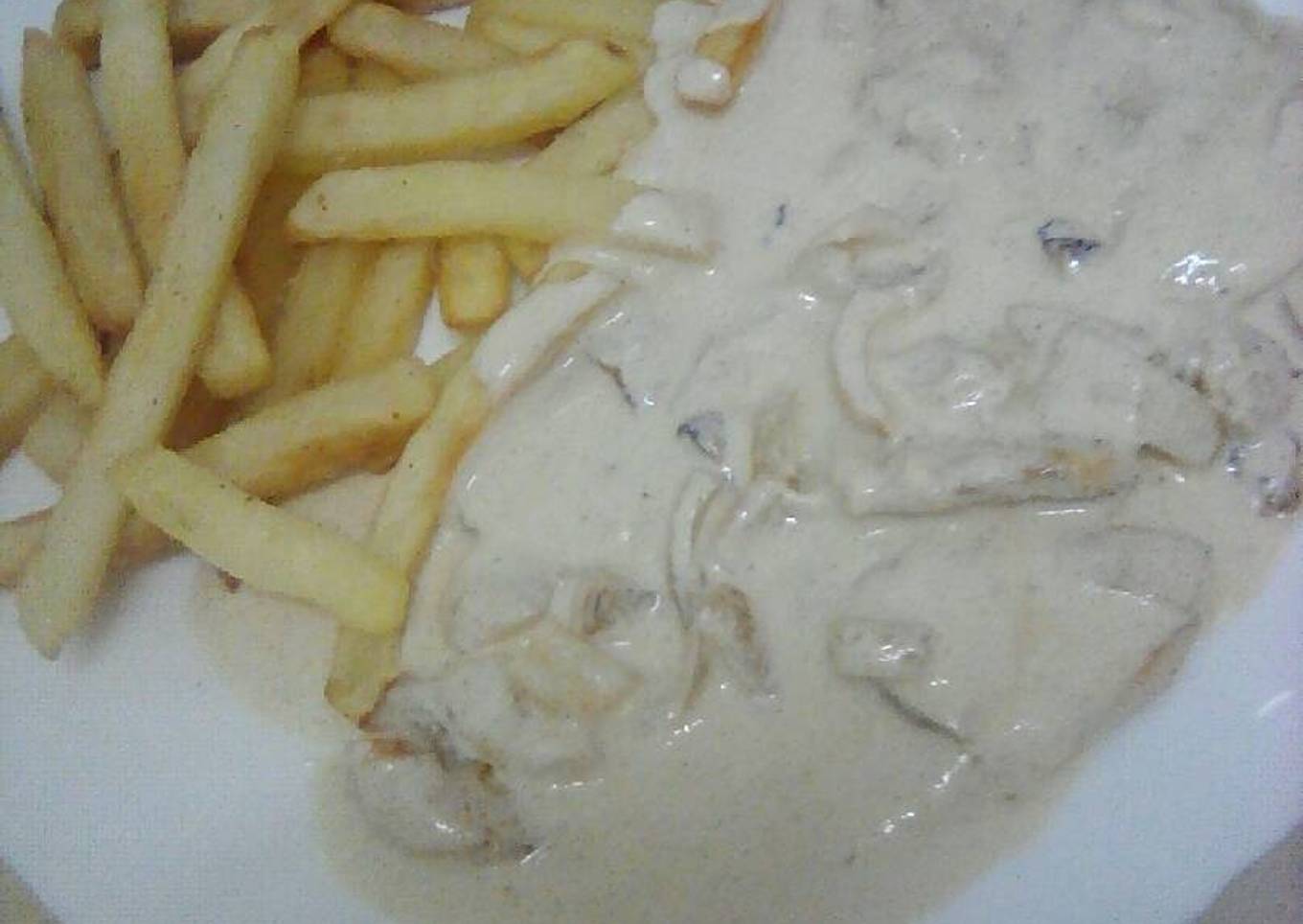 Filetes de pollo en salsa de nata con ron