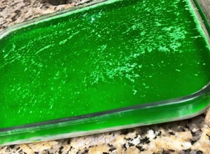 Una foto de Gelatina Verde con su capa de philadelphia, nuez y piña!