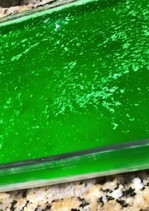 Una foto de Gelatina Verde con su capa de philadelphia, nuez y piña!