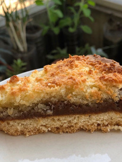 Una foto de Tarta de coco y dulce de leche🤩🤤