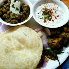 A picture of Pindi chole bhature.