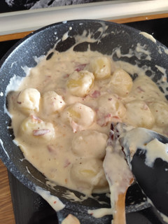 Una foto de Ñoquis con bechamel y bacon