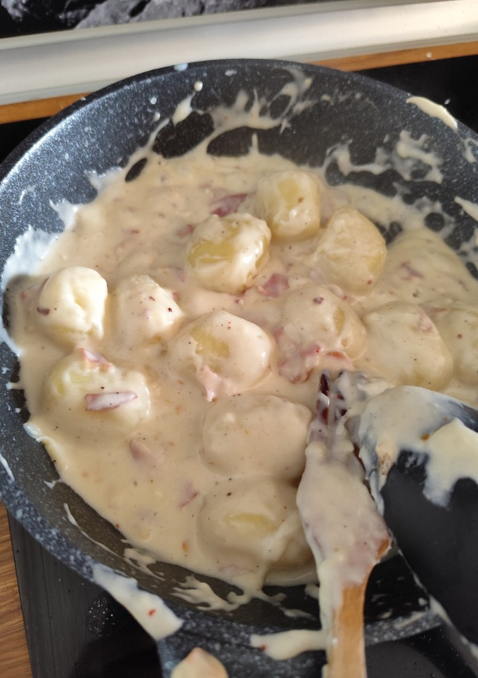 Una foto de Ñoquis con bechamel y bacon