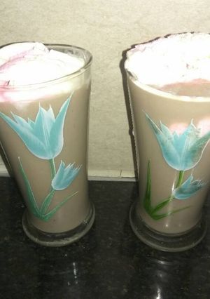 A picture of Banana and Apple smoothie with icecream.