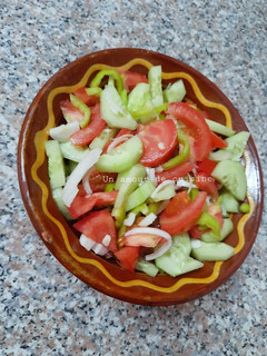 Une photo de Salade de crudités pimentée 🍅🥒🌶🧄🧅