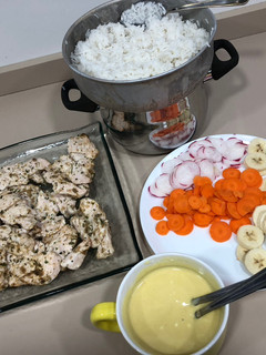 Una foto de Ensalada templada arroz y ¿pavo?