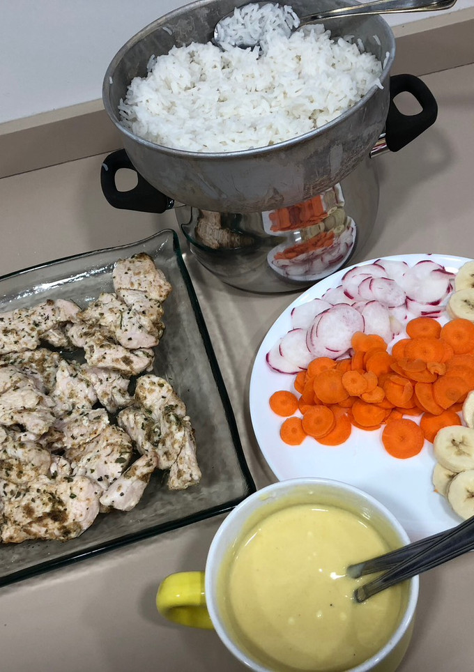 Una foto de Ensalada templada arroz y ¿pavo?