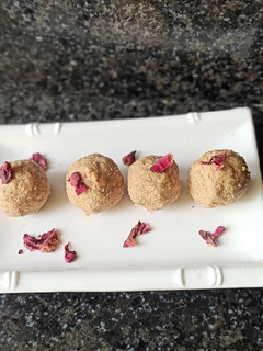 લાડુ(Ladoo Recipe in Gujarati) રેસીપી મુખ્ય ફોટો