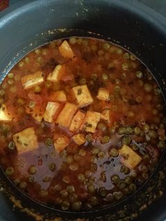 मटर पनीर (matar paneer recipe in Hindi) रेसिपी मुख्य फोटो