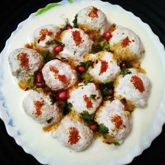 A picture of Dahi Bhalle.