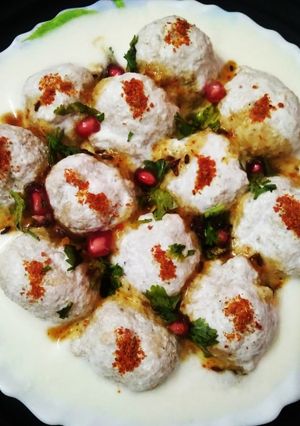 A picture of Dahi Bhalle.