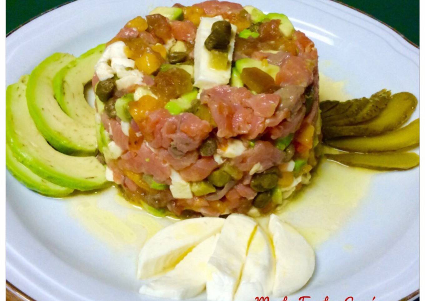 Tartar de trucha ahumada, aguacate, kaki, y mozzarella