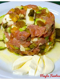 Una foto de Tartar de trucha ahumada, aguacate, kaki, y mozzarella